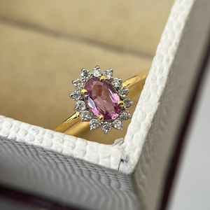 แหวนพลอยแซฟไฟร์สีชมพูมินิมอลลิสต์ เงินแท้ 925 ชุบทอง 14K ทรงวงรี ประดับเพชรรอบๆ แหวนหมั้นสไตล์วินเทจ - Product Image 4