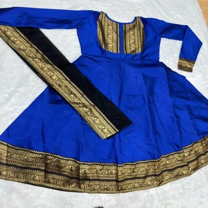 VASTRA COTTAGE Elegante Vestido de Seda Jacquard para Mujer, Completamente Forrado con Patrón en la Espalda, Dupatta de Red con Borde, Estilo Elegante para Fiestas - Product Image 1