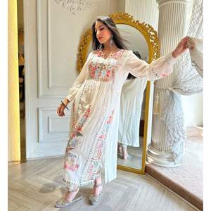 Conjunto de Salwar Kameez de Algodón de Diseño con Hermosa Dupatta Incluida para Fiestas - Product Image 3