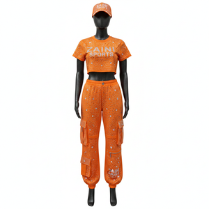 Conjunto de Mujer: Top Corto de Algodón, Poliéster y Spandex Premium y Pantalones Jogger Cargo Color Naranja Brillante con Logotipo de Diamantes de Imitación Termotransferibles - Product Image 2