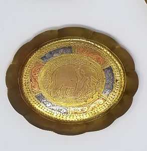 Sous-verre traditionnel en laiton mettant en valeur un motif d'éléphant en relief entouré d'art coloré, disponible à prix de gros - Product Image 1
