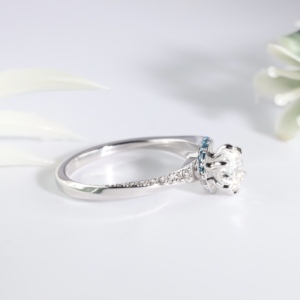 Anillo de Compromiso de Diamantes de Corte Redondo en Oro Blanco Élite con Acento Azul Clásico, Anillo de Boda Bypass Asimétrico, Joyería Fina Solitaria - Product Image 4