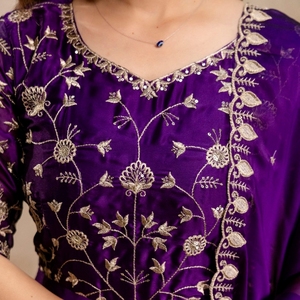 ชุดเดรส Anarkali ปักลายผ้าชีฟองสำหรับผู้หญิง พร้อมผ้าคลุมไหล่ปักลายผ้าชีฟอง ตัดเย็บสำเร็จ แขนสั้น สำหรับงานปาร์ตี้ โดย Royal Export - Product Image 3