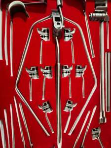 Ensemble de rétracteurs chirurgicaux manuels en acier Omni Tract avec rétracteurs à cadre en wishbone pour la chirurgie orthopédique, en vente à bas prix - Product Image 3