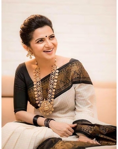 Sari Tradicional KV de Seda Kanjivaram Negra Tejida de Banarasi con Blusa Sin Coser para Fiesta - Product Image 2