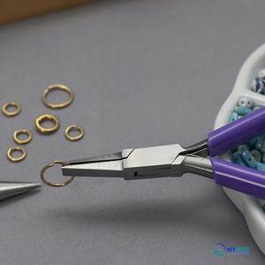 คีมปากแบนสแตนเลส 114 นิ้ว ด้ามจับไวนิลสีม่วง สปริงคู่ สำหรับทำเครื่องประดับ สร้อยข้อมือ - Product Image 3