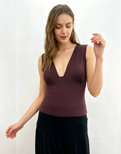 Dernières tendances en matière de hauts courts pour femmes, hauts sexy et tendance pour femmes dans des styles modernes, t-shirt à col en V profond, t-shirt sans manches - Product Image 6