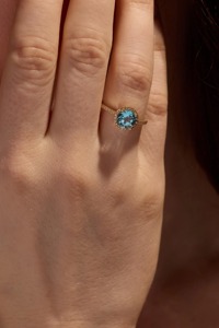 แหวนบลูโทแพซทรงฮาโล ประดับเพชรพาเว่ บนตัวเรือนทองคำแท้ 14k - Product Image 4