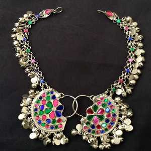 Conjunto de Joyería Tribal Kuchi Afgana Tradicional, Aretes Étnicos Hechos a Mano con Incrustaciones de Vidrio Colorido y Monedas para Bodas - Product Image 5