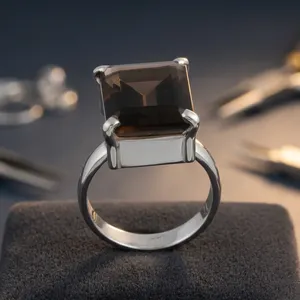 Bague de cocktail moderne pour femme avec pierre de quartz fumé taille émeraude dans un serti à griffes en argent 925 - Product Image 5