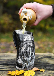 Taza de cuerno natural hecha a mano Taza de beber de estilo vikingo para cerveza, cerveza o hidromiel Jarra de cuerno real pulida - Product Image 4