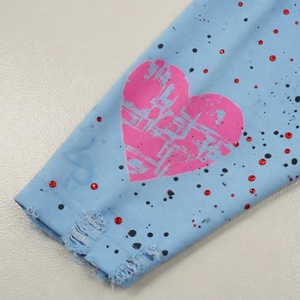 เสื้อฮู้ดดี้ผู้ชายแบบหนา 360GSM สไตล์ดิสเทรส ลายสาดสี ปักหัวใจด้วยเพชรเทียม สตรีทแวร์ แบบสวมหัว ยูนิเซ็กซ์ ขายส่ง - Product Image 3