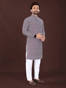 Kurta traditionnel brodé à la main pour hommes, en tissu de coton doux et au style ethnique élégant - Product Image 2