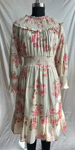 Robe midi décontractée à imprimé floral en viscose et lin, avec col smocké à volants, manches à revers et taille smockée élastiquée, à volants superposés - Product Image 2