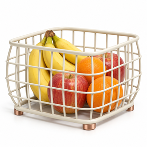 Panier à fruits en métal spacieux, conçu pour une cuisine élégante, une table à manger et une organisation domestique. Cet élégant panier ouvert offre une grande capacité de rangement. - Product Image 1