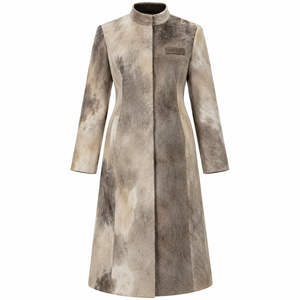 Manteau long en fourrure de vachette beige taupe mouchetée pour femme, col montant à boutons-pression dissimulés, fabrication OEM, fournisseur personnalisé - Product Image 1