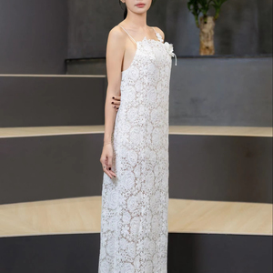 Robe élégante en dentelle blanche à motifs floraux pour l'été, la plage et les vacances, confort et détente, marque vietnamienne haut de gamme OEM ODM - Product Image 1