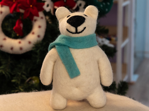Adorno Navideño y de San Valentín de Oso Polar Hecho con Fieltro Agujado - Hecho a Mano de Forma Ética y Comercio Justo - Product Image 4