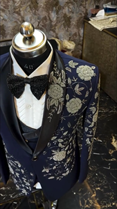 Traje de esmoquin azul marino para hombre con bordado de diseño y pedrería floral – Traje de novio de lujo de 3 piezas - Product Image 5