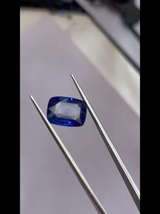 ไพลินสีน้ำเงินธรรมชาติ รับรองโดย GIA น้ำหนัก 5.46 กะรัต สีน้ำเงินเข้มพรีเมียม ความใสระดับเยี่ยม คุณภาพดีเยี่ยม สำหรับนักสะสม อัญมณีที่มีความเงางามสวยงาม - Product Image 3