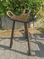 Tabouret de bar en bois massif artisanal, style vintage, avec dossier ergonomique découpé et anneau de repose-pieds en métal