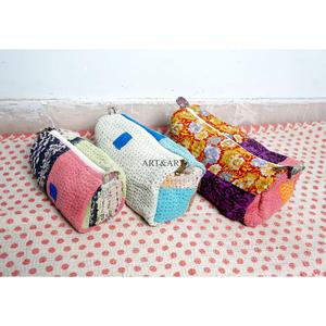 Magnifique ensemble de 3 trousses de toilette matelassées à imprimé floral Kantha vintage pour femmes, pour voyages et rangement de cosmétiques - Product Image 3