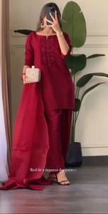 Haut en soie crêpe naturelle avec broderie de perles et de sequins faites à la main, style Farshi, et dupatta entièrement cousus. - Product Image 4