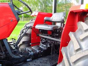 รถแทรกเตอร์ฟาร์ม Massey Ferguson 390 ขับเคลื่อน 4 ล้อ แบบตีนตะขาบ พร้อมห้องโดยสารสำหรับงานภาคเกษตร - Product Image 5