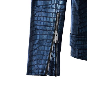 Blouson moto homme en cuir bleu gaufré croco, col rabattu, fermeture éclair avant, coupe ajustée, style motard automne - Product Image 2