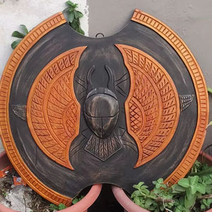 Escudo de Escarabajo Egipcio de Madera CH para Cosplay, Decoración de Madera Pulida para Halloween por Calvin Handicraft - Product Image 1