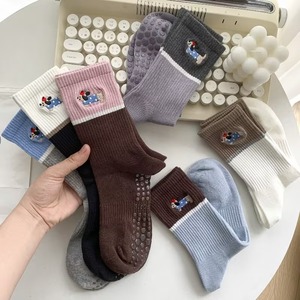 Chaussettes antidérapantes pour femmes avec broderie chien, bordure rose, tricotées marron, pour l'automne et le quotidien - Product Image 6