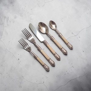 Panier de rangement géométrique moderne en métal avec poignées ivoire, et ensemble écologique de couverts (couteau, fourchette, cuillère) pour la cuisine - Product Image 3