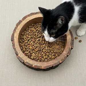 Comedero Elevado de Madera Rústica para Perros y Gatos con Borde de Corte Natural y Acabado Pulido, Plato Ecológico para Alimentación - Product Image 5