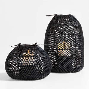 Lanterne d'extérieur en rotin tissé à la main Modern Tropical Vibes avec cadre en fer noir portable vient d'arriver pour la décoration de la maison de Noël - Product Image 3