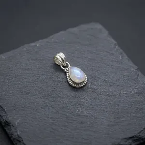 Colgante de plata de ley 925 con piedra lunar arcoíris Divine Radiance Drop para la fuerza emocional, joyería unisex. - Product Image 6