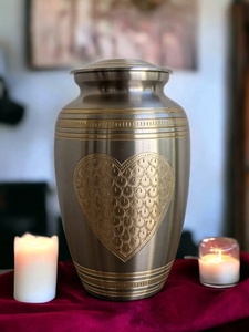 Urne funéraire en métal Love Crest avec motif cœur en relief, finition argent satiné et or, vase décoratif commémoratif avec couvercle - Product Image 3