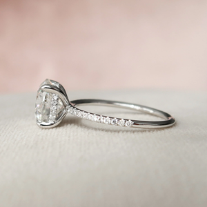 แหวนหมั้นเพชรทรงกลมเจียระไนแบบบริลเลียนท์ ประดับเพชรด้านข้าง ทอง 14K สไตล์คลาสสิก รับรองโดย IGI - Product Image 3