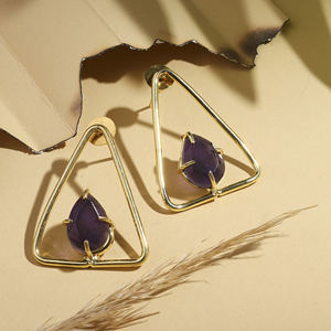 Boucles d'oreilles pendantes géométriques triangulaires en laiton léger, faites à la main, avec pierre en forme de goutte d'eau violette – Bijoux dorés pour femmes - Product Image 2