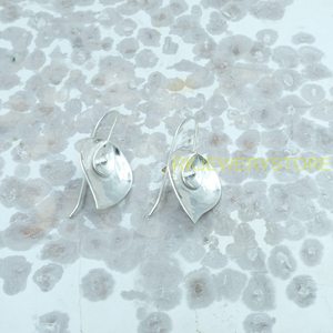 Boucles d'oreilles pendantes en argent faites à la main, forme de feuille abstraite, minimalistes, artisanales, légères, bijoux de mode, cadeau pour femme - Product Image 6