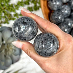 Vente en gros de sphère de cristal larvikite de style Feng Shui de haute qualité boule d'agate métaphysique de guérison pierre précieuse boule de cristal de décoration intérieure - Product Image 4