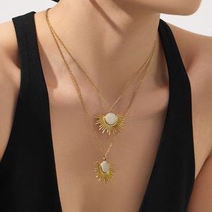 Collar con Colgante de Sol CZ para Vacaciones de Verano, Color Dorado, Joyería Minimalista al por Mayor - Product Image 5