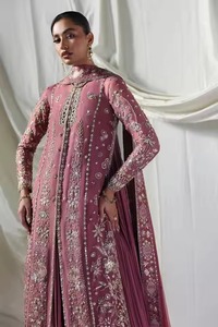 Vestido Anarkali pakistaní premium en verde esmeralda y oro antiguo, con adornos elaborados, largo y maxi, con Banarsi Jamawar. - Product Image 6