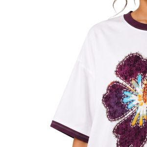 Camiseta Blanca Extra Grande para Mujer con Estampado Gráfico de Flor de Hibisco Morado, Camiseta Casual de Algodón para Verano, Personalizada OEM ODM al por Mayor - Product Image 3