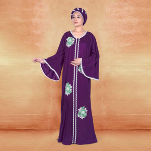 Kaftan en rayonne brodé avec motifs floraux, détails de dentelle sur le devant, manches évasées, accent plissé doux et longueur au sol - Product Image 4
