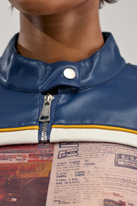 Chaqueta Deportiva Azul de PU con Estampado de Periódico, Cuello Alto, Cierre de Cremallera, Estilo Urbano, Corta, Unisex, para Primavera - Product Image 5