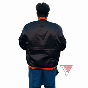 Veste d'hiver en satin personnalisée, nouvelle, de style varsity, 100% satin pour hommes, veste bomber d'hiver pour équipes sportives - Product Image 2