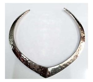 Collier ras du cou pour femme en laiton martelé, finition argentée, style chrétien vintage, ethnique, tendance, pour fêtes, mariages et occasions festives - Product Image 3