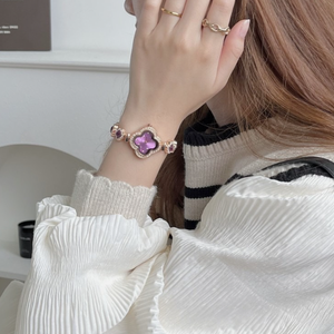 Montre rétro pour femmes en gros d'usine, montre à quartz trèfle porte-bonheur, polyvalente, élégante, simple, montre-bracelet haut de gamme - Product Image 1