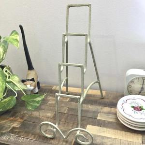 Support de rangement moderne et minimaliste en métal, réglable, idéal pour les petits appartements, cuisines et comptoirs de présentation - Product Image 1