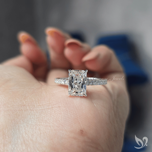 Bague de fiançailles audacieuse en or blanc 10K avec diamant de laboratoire taille radiant de 2 carats, sertie pavé cathédrale, certifiée IGI - Product Image 4